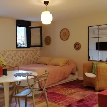 Studio En Rez De Jardin Коллобрьер Экстерьер фото